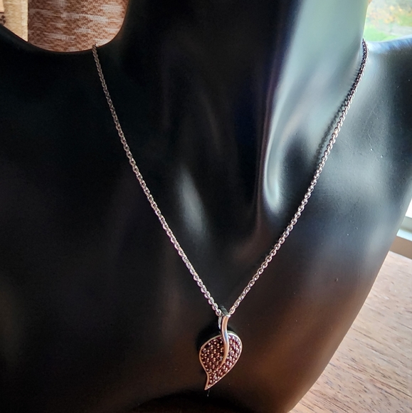 Stunning sterling silver with ruby accent pendant - Picture 2 of 13